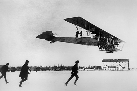 На 12 февруари 1914 година со авионот „Илја Муромец“ полетале 16 лица, а на 17 јуни бил објавен летот на релација Санкт Петербург – Киев. Извор: ИТАР-ТАСС